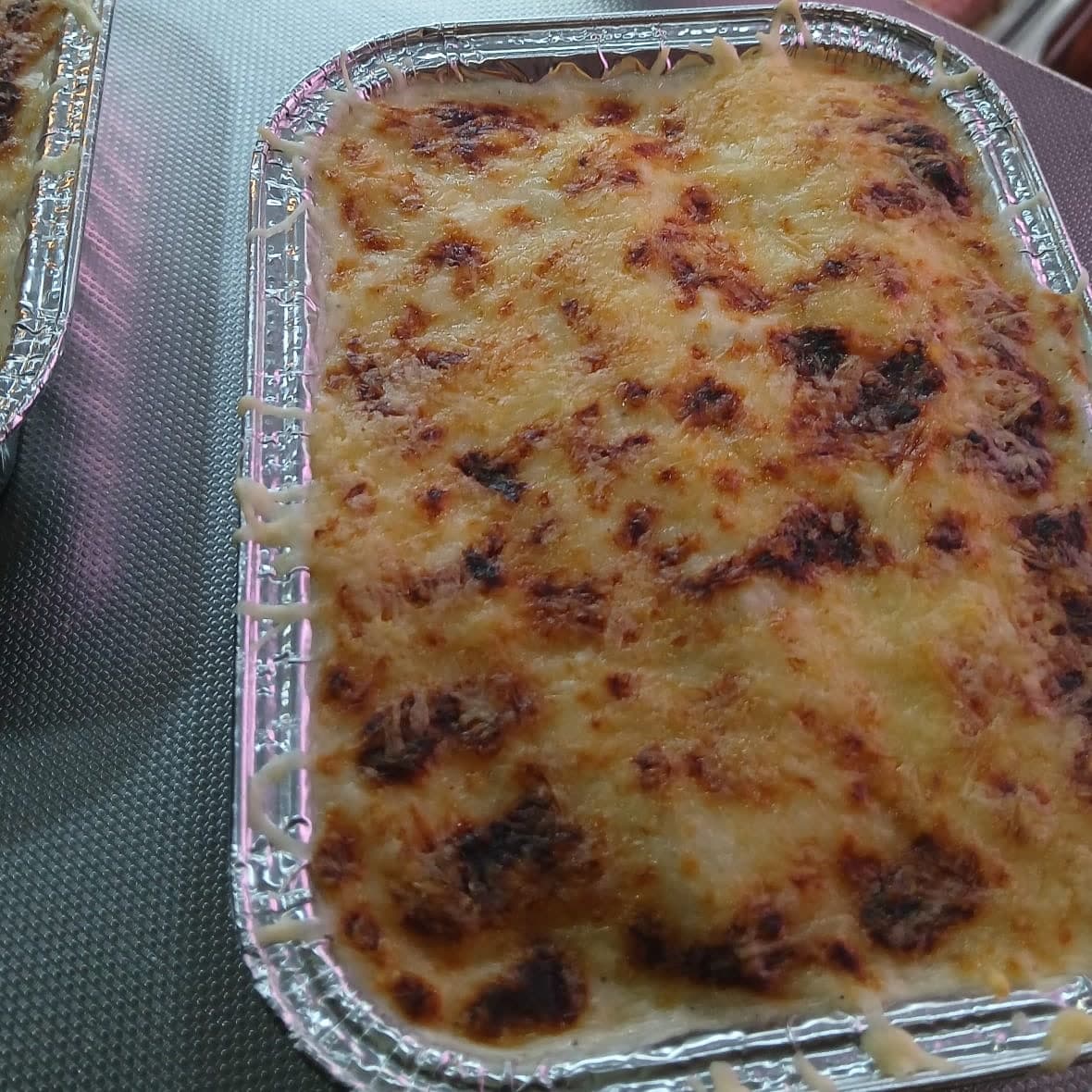 Safata de canelons gratinats acabada de sortir del forn